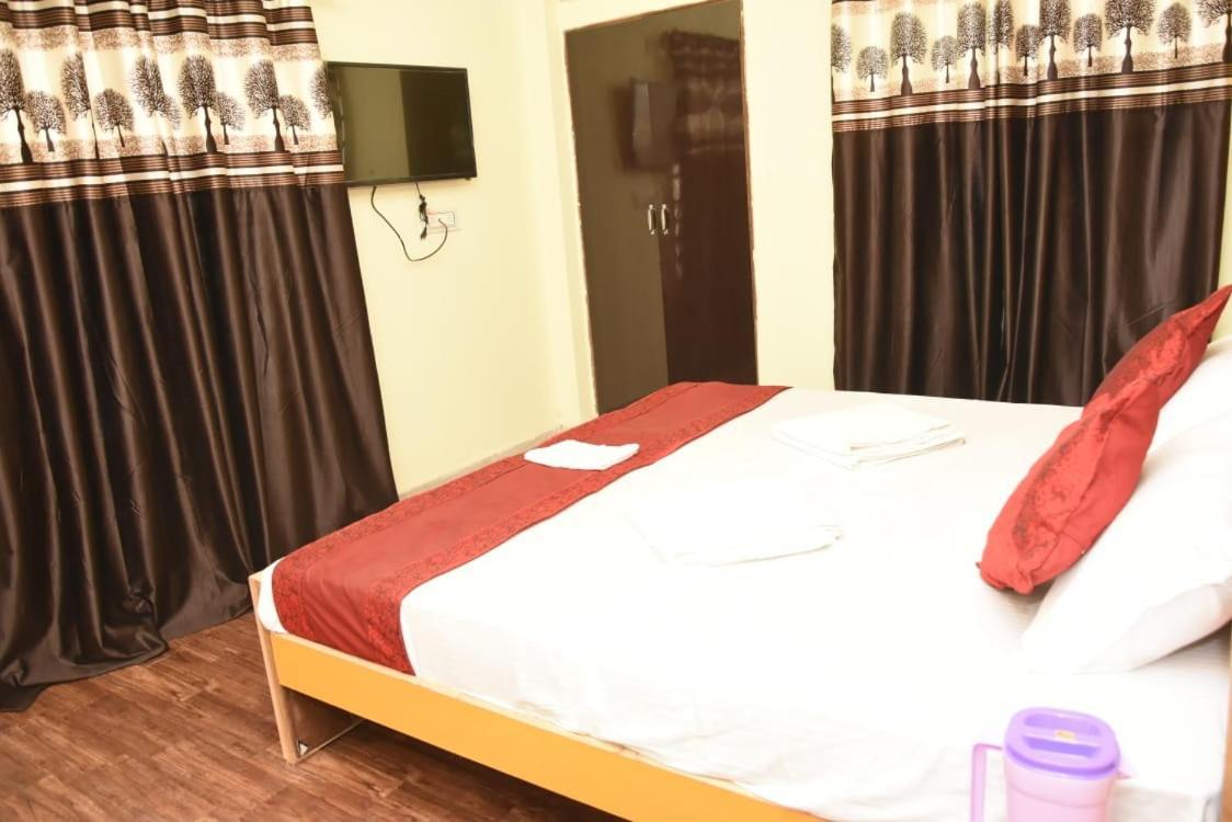 พาราณสี พาราไดซ์ Hotel ภายนอก รูปภาพ