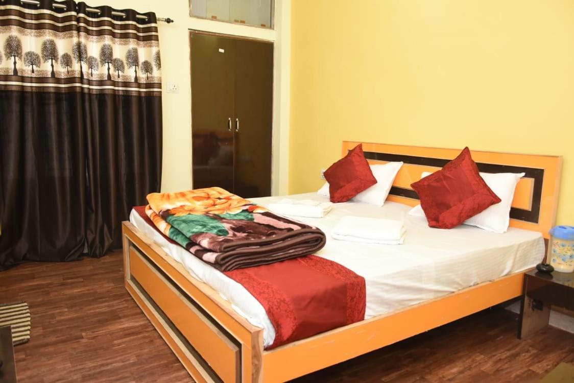 พาราณสี พาราไดซ์ Hotel ภายนอก รูปภาพ