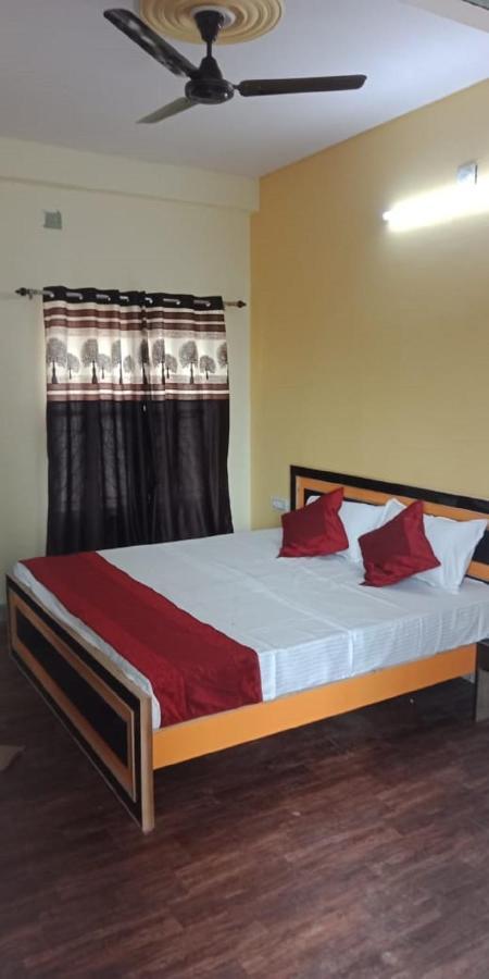 พาราณสี พาราไดซ์ Hotel ภายนอก รูปภาพ